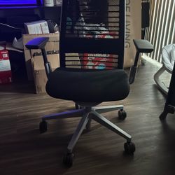 Steel Case Office Chair ( Like New ) 