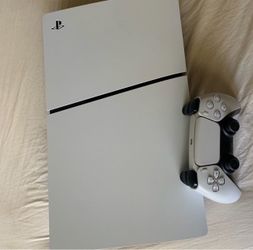 Ps5 only had for 4 months don’t play no more comes with wires  controller