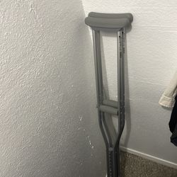 Crutches/ or knee walker for freee