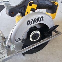 Dewalt 20v MAX Cordless 6.5 in. Sidewinder Style Circular Saw (Tool Only).  In Excellent Condition!!