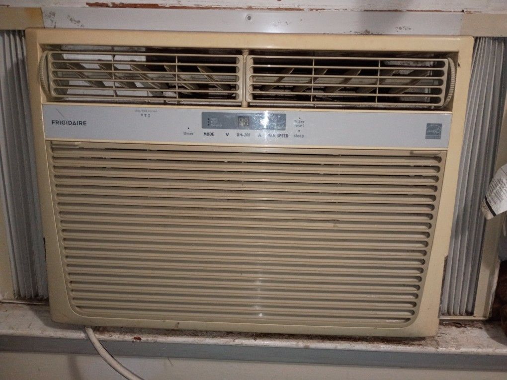 220 (NEEDS A PLUG) Frigidaire Window Unit