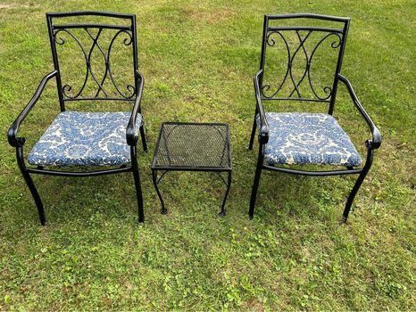 Beautiful Bistro Set Table and 2 Chairs OBO ***