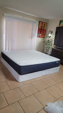 NEW KING SIZE SERTA MATTRESS AND BOXSPRINGS FOR SALE! IN GREAT CONDITION, FREE DELIVERY