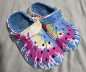 W6/ M4 Crocs Tie-Dye Lined Clogs