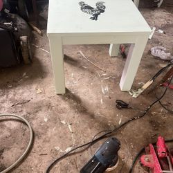 Hand-Painted Farmhouse Rooster Table – Rustic Decor