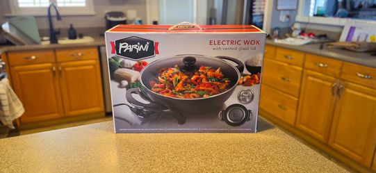 Brand new Parini Electric Wok with vented glas lid 1400w