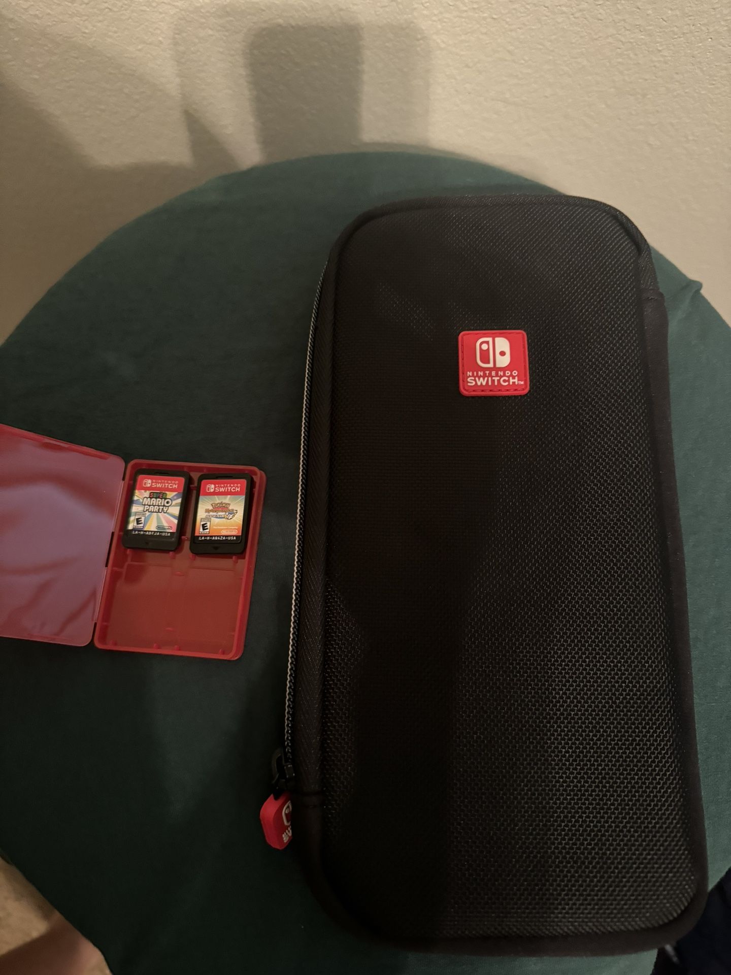 Nintendo Switch Case & 2 Games