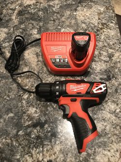 MILWAUKEE 12 VOLT DRILL