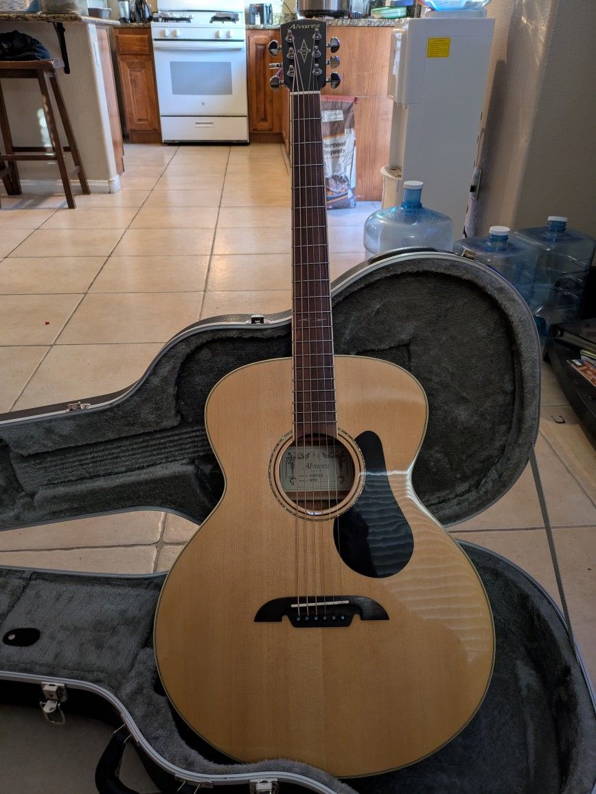 Acoustic Baritone Guitar + Hardshell Case