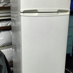refrigerator freezer by igloo 5.5,ft tall 21x21 nice for many locations kitchen dorm office lounge👍
