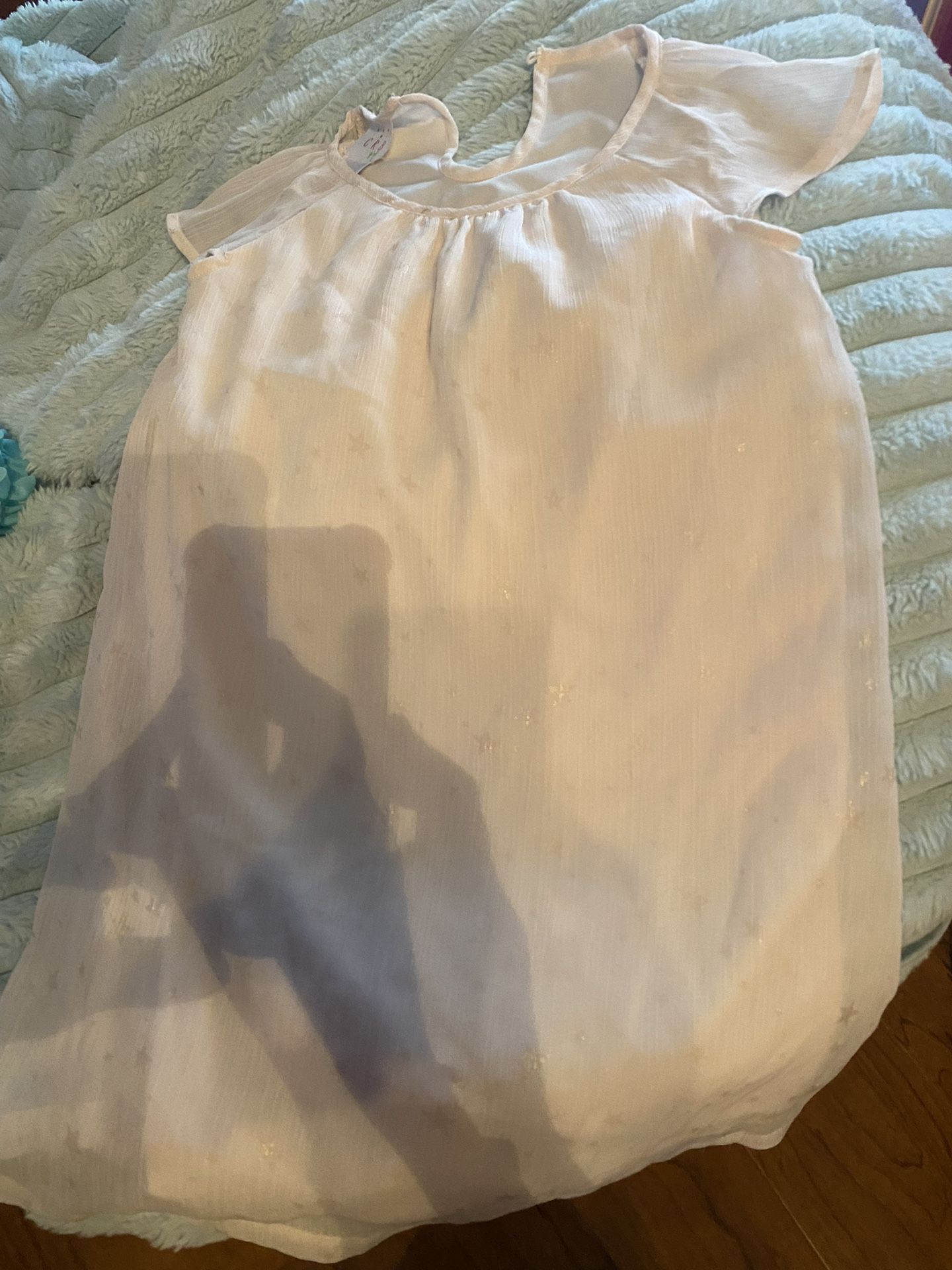 White Dress With Faint Gold Says Size 7 Delivery 