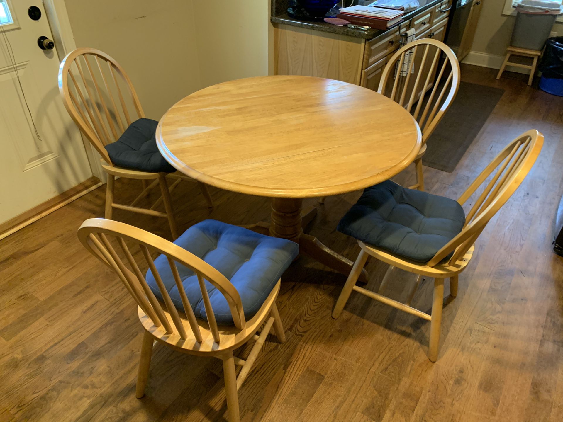 Round Kitchen Table w/4 Chairs