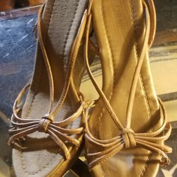 GEORGOUS GOLD CORK FIONI HEELS! 