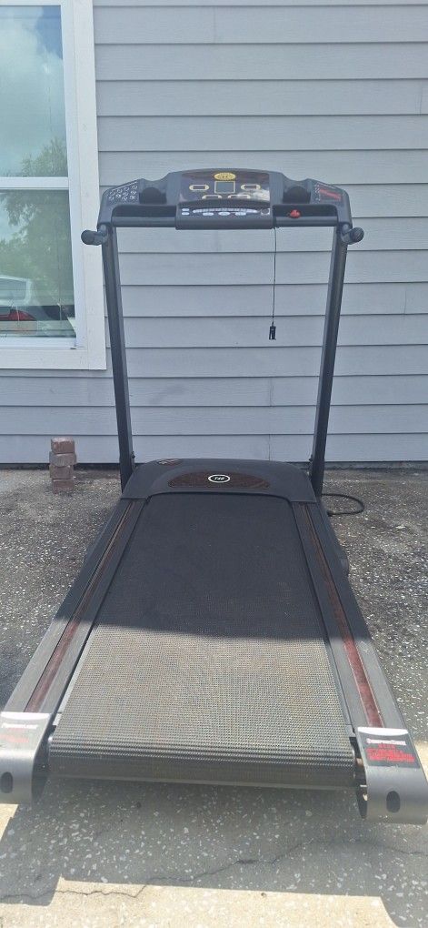 HORIZON FITNESS T40 TREADMILL FOLDING (DELIVERY AVALIABLE IN TAMPA )