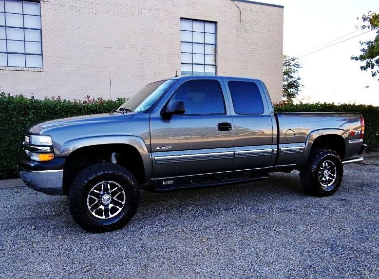 ֆ12OO 4WD Chevrolet Silverado 4WD