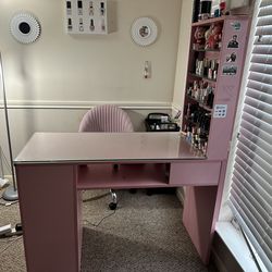 Nail desk