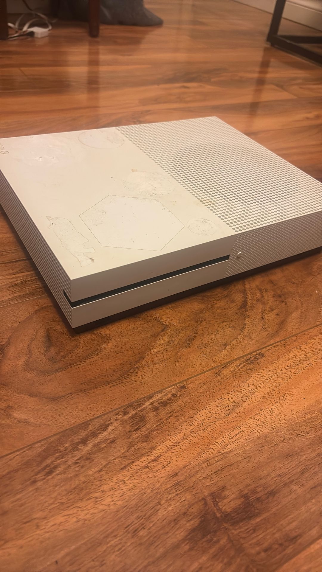 Xbox 1s Comes With Controller
