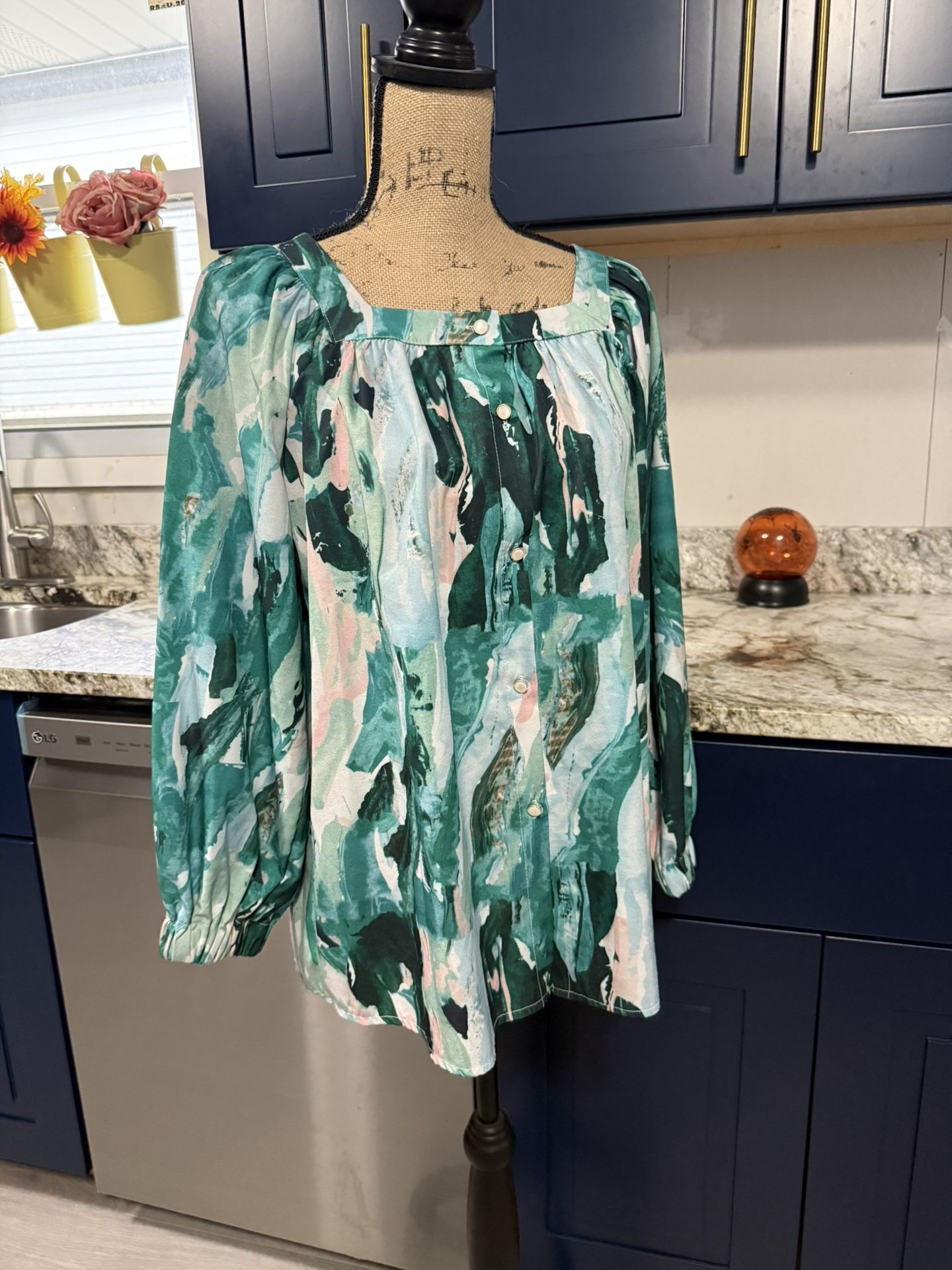 Green Abstract Print Blouse size M check more pictures