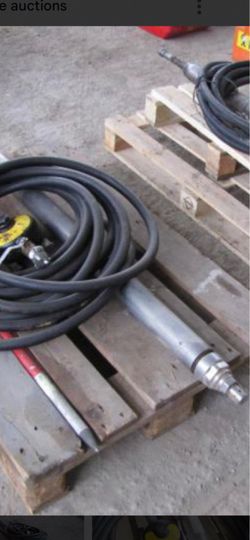Pneumatic hammerhead mole