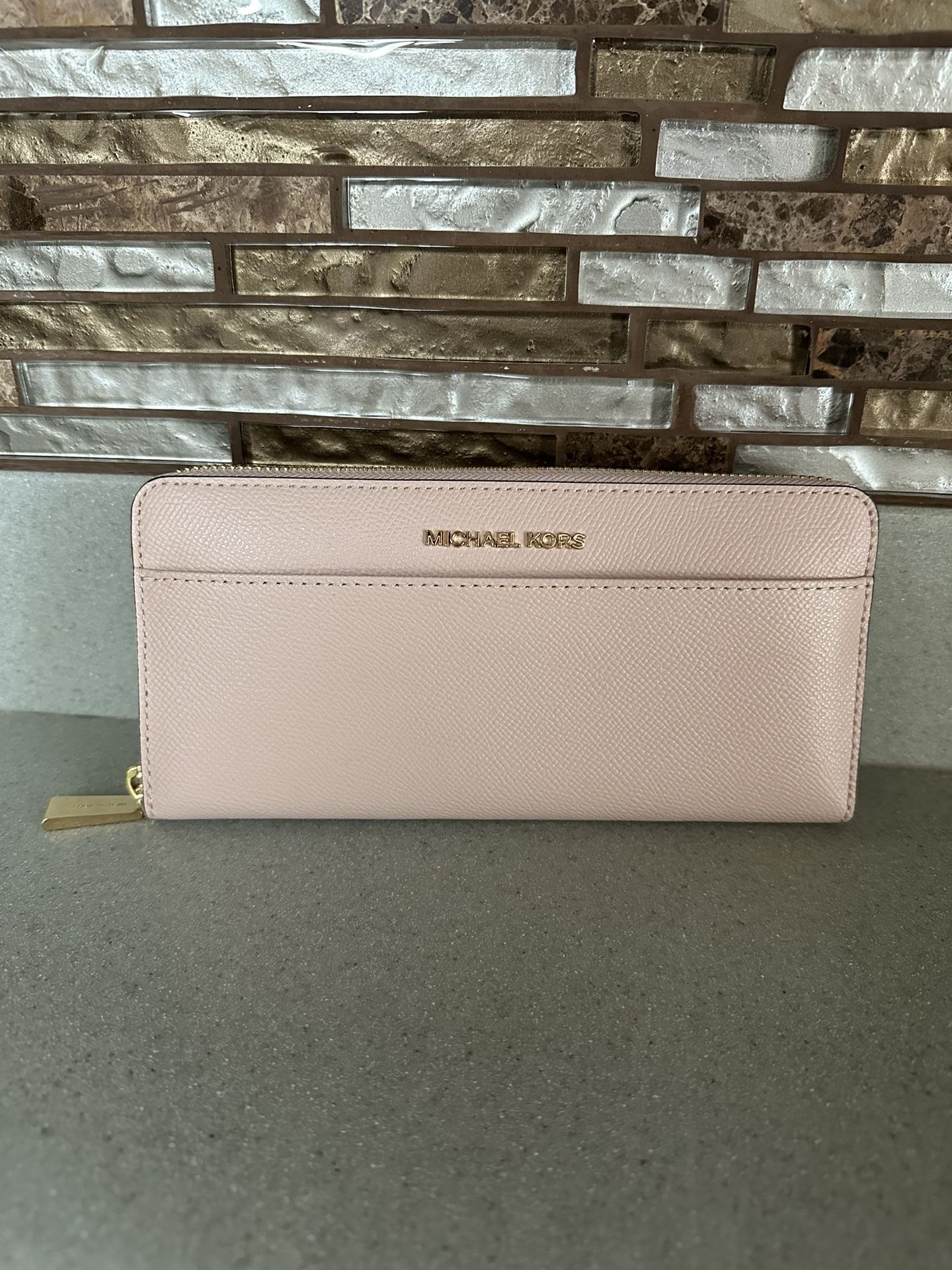 BRAND NEW MICHAEL KORS SOFT PINK AND GOLD WALLET  8x4x1