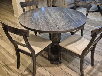 Beautiful Set Table W 4 Chairs Exelent Condition 