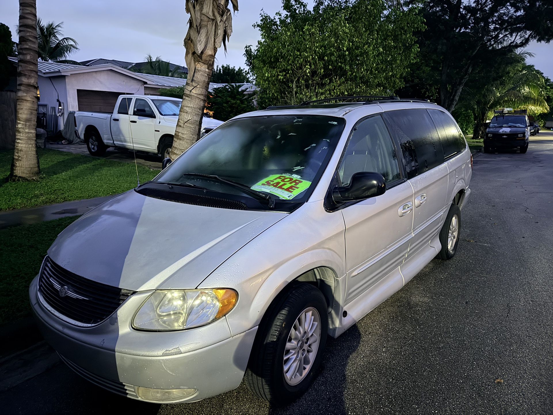 2004 Chrysler Town & Country