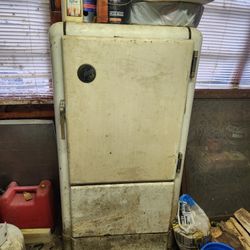 Vintage 1940s Gibson Refrigerator 