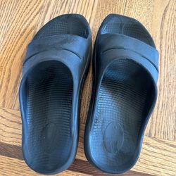 OOFOS size women’s 10 men’s 8
