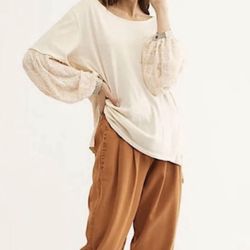 NWT FREE PEOPLE SZ S WE THE FREE JADE LONG SLEEVE POCKET HI-LOW TEE ECRU (Beige)