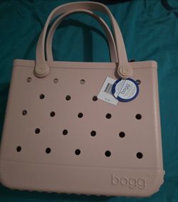Brand New Authentic medium Bogg bag in color blowing bubbles.

Meet the mid-sized tote that does it all. The Baby Bogg Bag is a durable, washable, and