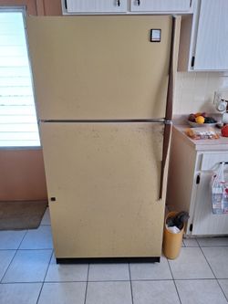 ATTENTION SCRAPPERS 1978 Refrigerator , Stove and Clothes Dryer
