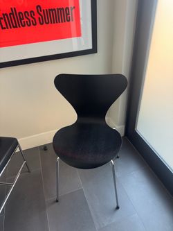 Authentic Fritz Hansen Series 7 Chair by Arne Jacobsen – Black / Chrome