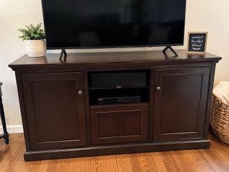 TV STAND / MEDIA CONSOLE – GREAT CONDITION