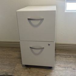 Locking File Cabinet - Like New with Key