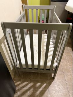Mini baby crib