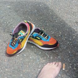 Size 10  Mens Pumas,Rider FV