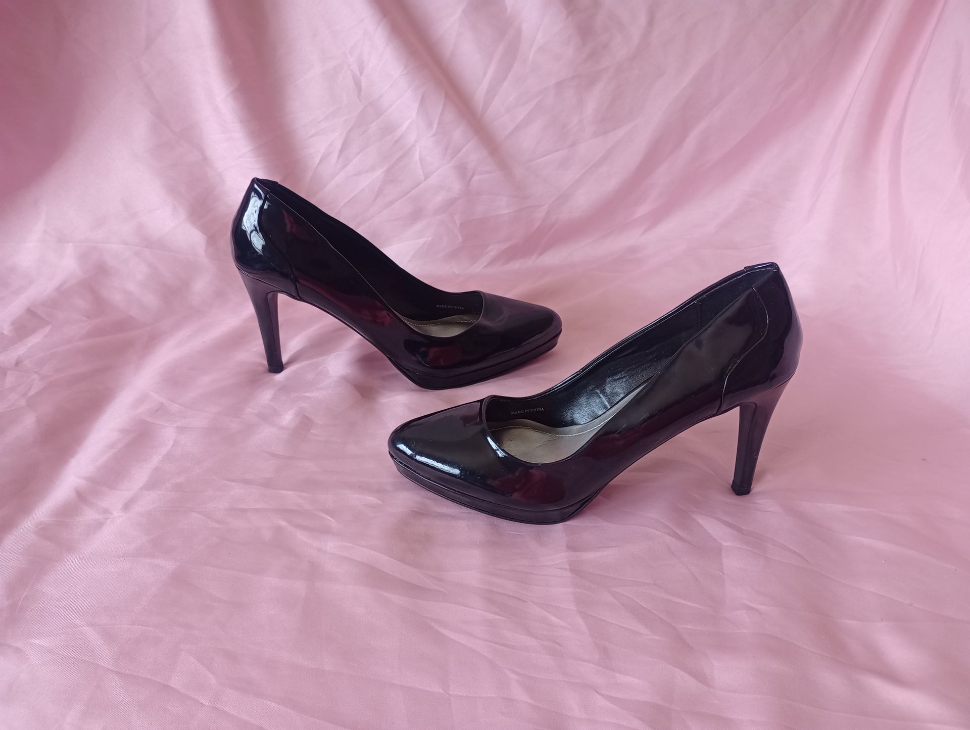 Tahari black patent leather heels size 7.5