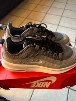 Nike Air Max Axis Sneakers
