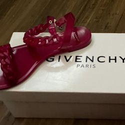 GIVENCHY