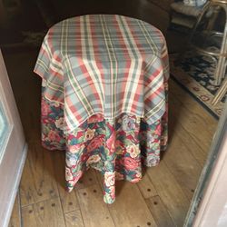 Small Accent Table With Colorful Table Top.  Excellent Condition.