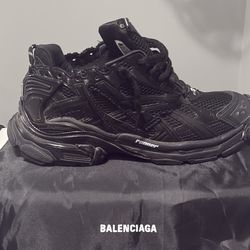 black balenciaga runner