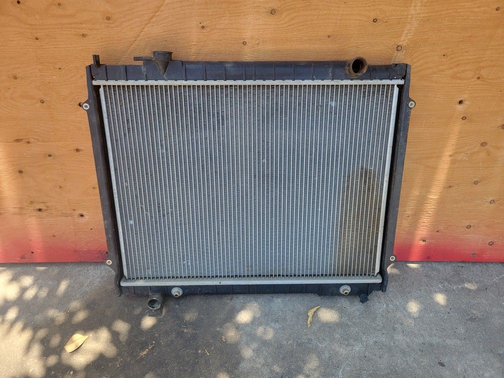 Radiator 2000 Toyota Pickup 4 Cilinders Automatic Good Condition 