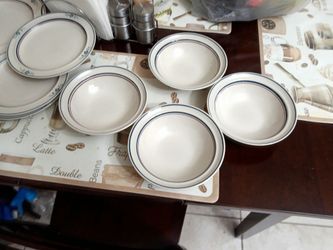 Porcelain plate set