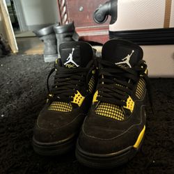 Air Jordan 4 Retro Thunder 