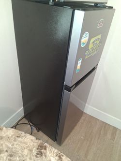 Top Freezer Refrigerator Black Stainless