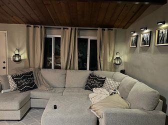 Ashley Chessington Ivory Modular Sectional + Ottoman – Excellent Condition