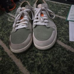 Selling 4 Pairs Of Shoes