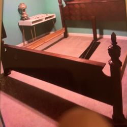 🎄KING/QUEEN SIZE BED -SOLID WOOD 🎄