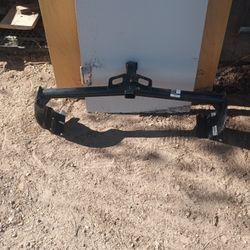 1- Jeep CherokeeTrailer Hitch With Attachments