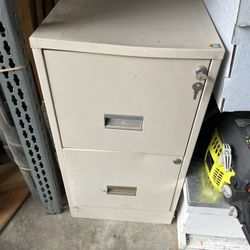Locking file cabinet